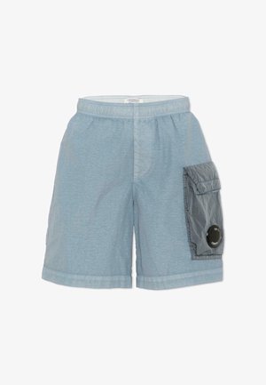 Pantaloncini azzurri con vita elastica e grande tasca cargo grigio scuro con logo circolare nero sul lato destro.