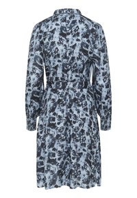 Rochie cu model floral în nuanțe de albastru și negru, cu mâneci lungi, talie cu curea și guler. Material moale cu un design fluid.