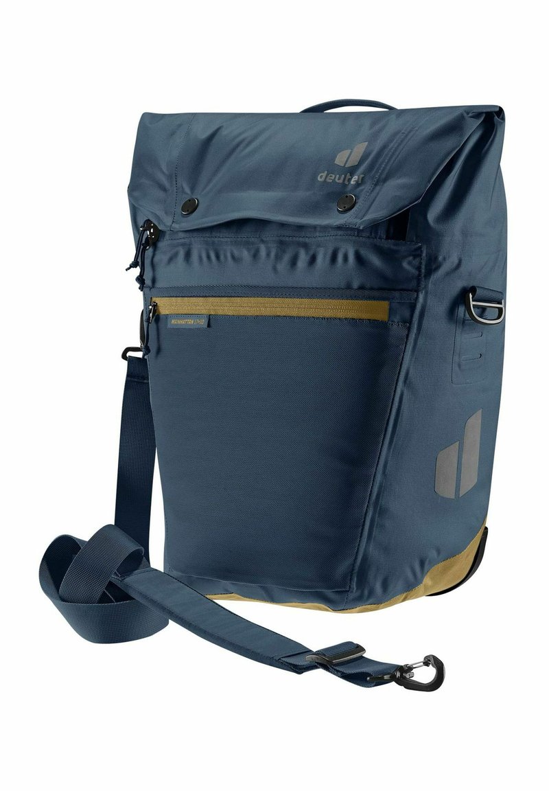 Mochila de tela azul con cierre enrollable, bolsillo delantero con cremallera y correa ajustable; cuenta con detalles en dorado y el logo.