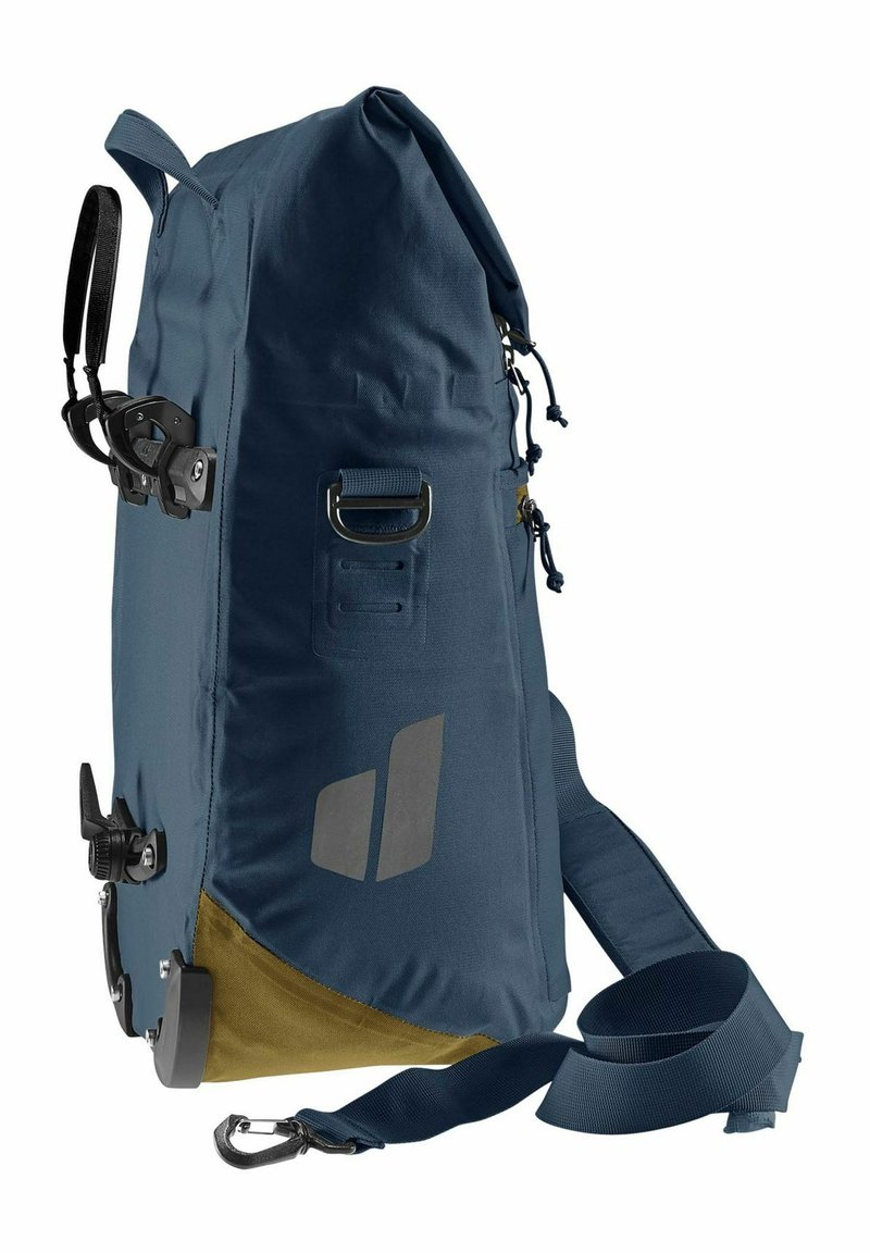 Bolsa impermeable azul marino con diseño de parte superior enrollable, acento dorado en la base, correa ajustable y cierres de clip en los laterales. Presenta un detalle de logo.