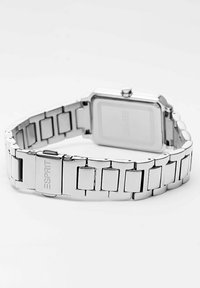 Edelstahl-Armbanduhr mit rechteckigem Zifferblatt und Gliederarmband. Die Oberfläche ist poliert und das Branding ist auf der Schließe eingraviert.