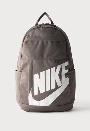 Zaino Nike grigio con grande logo bianco, dotato di maniglia superiore, doppia cerniera, tasca frontale e tasche laterali.