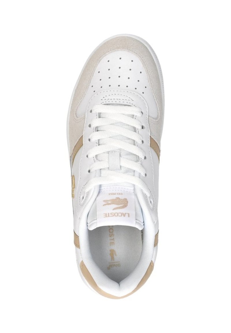 Sneaker bianca con punta in camoscio beige e strisce laterali, lacci bianchi e logo Lacoste sulla linguetta e nella soletta, vista dall'alto.