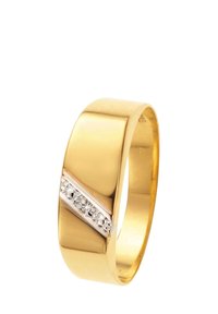 Gouden ring met een gladde, glanzende afwerking. Bevat een diagonale zilveren accent met ingelegde kleine heldere stenen. Comfortabele, afgeronde band.