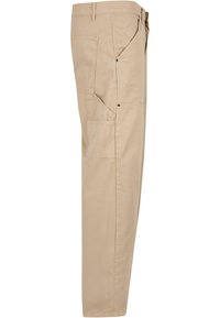 Pantalon cargo beige avec plusieurs poches latérales, coupe droite et passants pour ceinture à la taille.