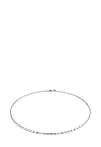 Collier en chaîne argentée avec de petits maillons ovales et un fermoir en mousqueton, présenté en forme circulaire sur un fond blanc.