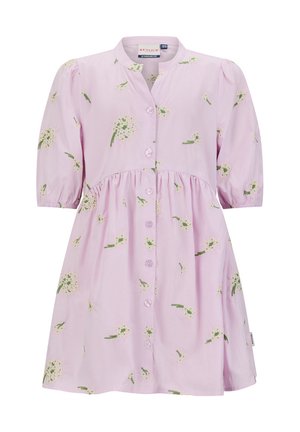 Lila jurk met korte mouwen en wit bloemenpatroon, knoopsluiting aan de voorkant, getailleerde taille en ronde hals met lichte kraag.