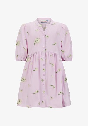 Lila jurk met korte mouwen en wit bloemenpatroon, knoopsluiting aan de voorkant, getailleerde taille en ronde hals met lichte kraag.