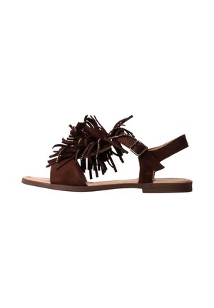Sandale plate marron avec boucle de sangle à la cheville et décoration à franges sur le dessus, bout et talon ouverts.