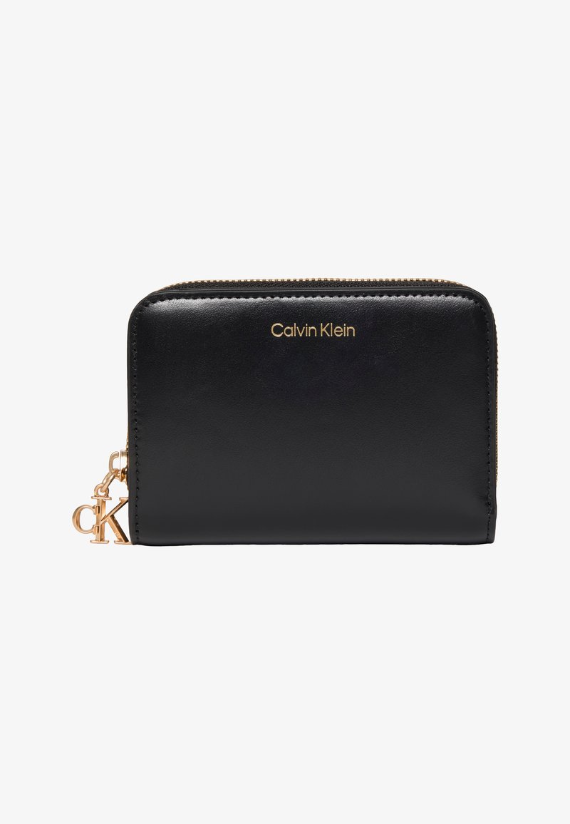 Portefeuille Calvin Klein noir avec fermeture éclair dorée et logo de la marque, orné d'un charm en forme de CK doré attaché au curseur de la fermeture éclair.