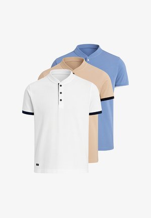 Lyseblå polo skjorte med kort placket, hvid kant på ærmerne og lige søm. Fremstillet af åndbart stof med sideslids.