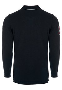 Crna dugokaišna polo majica od pamuka. Ima rebrasti ovratnik, bočne proreze i logotip na lijevoj rukavu. Glatka tekstura.
