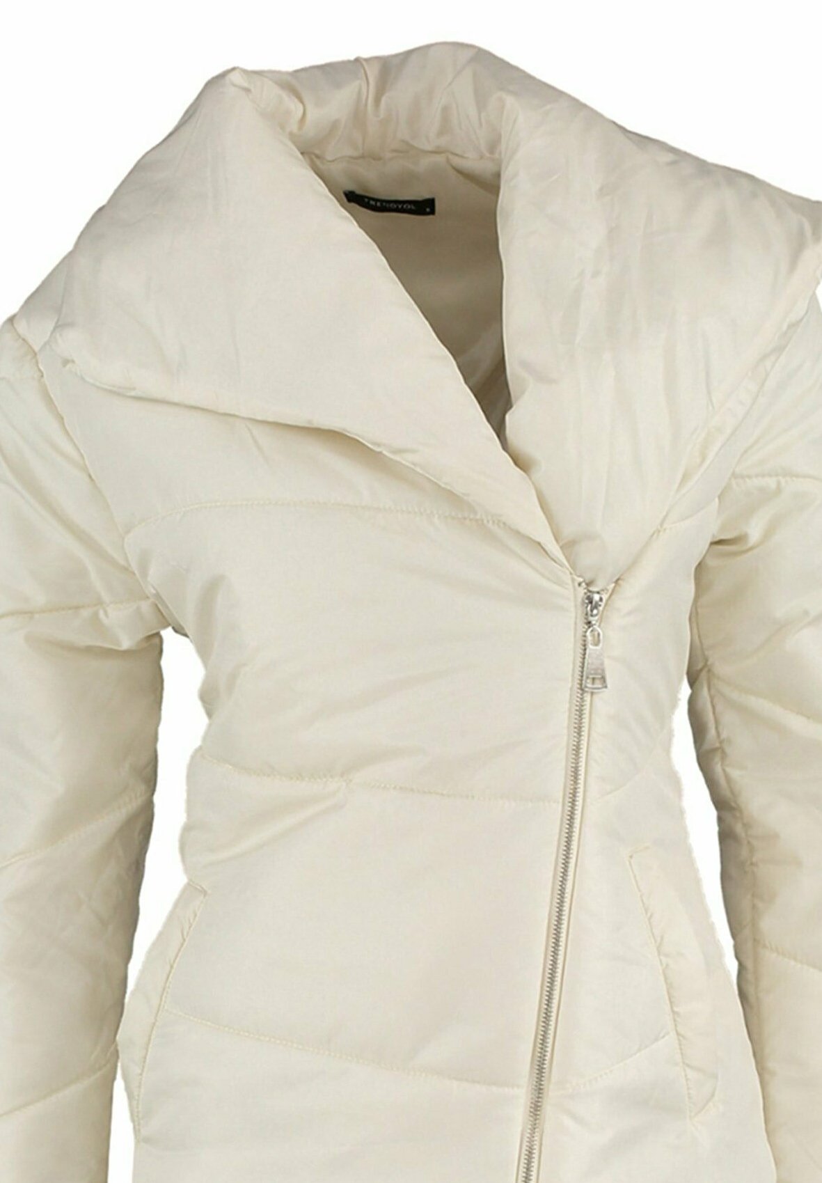 Trendyol Giacca Invernale Normale Con Cappuccio E Trapuntatura, 100% Poliestere, Nera, Con Chiusura A Scatto E Cerniera, Lunghezza 60 Cm, Taglia S/36 Su Manichino