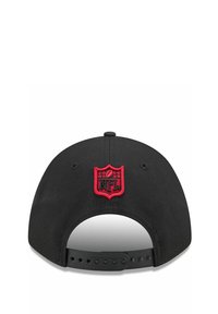 Cappello nero con cinturino regolabile sul retro e logo NFL ricamato in rosso su una toppa a forma di scudo. Realizzato in tessuto resistente con una texture liscia.