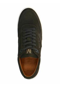 Sneaker nera in suede con lacci in tessuto, dettaglio del logo dorato, soletta imbottita e suola in gomma bianca. Texture liscia, design low-top.