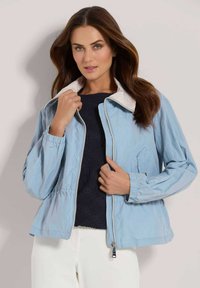 Lichtblauwe jas met een witte kraag, een rits aan de voorkant, elastische manchetten en een gathered taille. Heeft een zijzak en een gladde textuur.