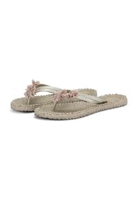 Geweven beige teenslippers met lichtroze stoffen bloemen op de bandjes, naast elkaar geplaatst op een witte achtergrond.