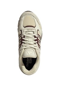 Beiger Sportschuh mit Mesh- und Lederoberfläche, bordeauxroten Akzenten, rundem Zehenbereich und flachen Schnürsenkeln. Markenlogo auf der Zunge und gepolsterte Innensohle.