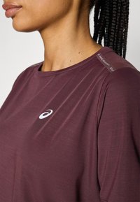 ASICS ROAD TOP - Tekninen t-paita - dark currant
