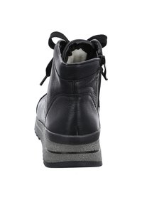 Stivaletto in pelle nera con finitura testurizzata, punta rotonda, fodera in tessuto e suola in gomma grigia. Dotato di chiusura con zip e lacci decorativi.