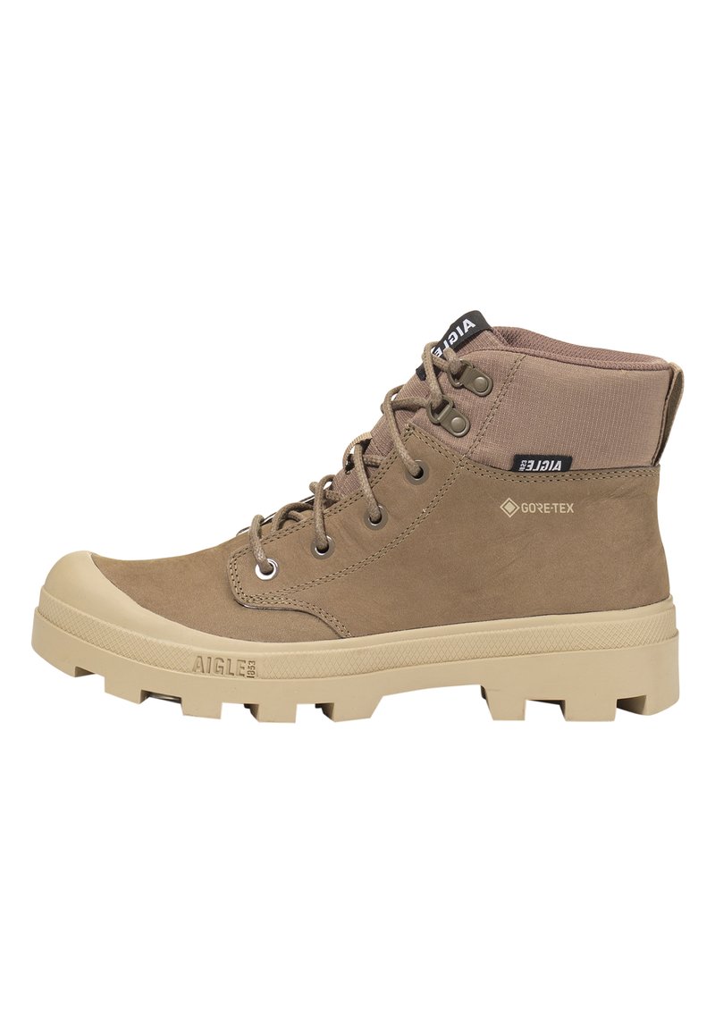 Hnědé kožené kotníkové boty s béžovou gumovou podrážkou, kovovými oky, kulatými tkaničkami a logem GORE-TEX na boku.