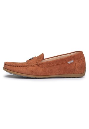 Zapato de piel marrón estilo mocasín con un patrón ondulado texturizado, un pequeño logo decorativo y una suela de goma flexible. Vista de perfil lateral.