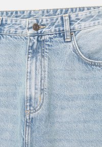 Lichtblauwe denim jeans met zichtbare voorzak, riemlus en knoop, met opvallende stikdetails.