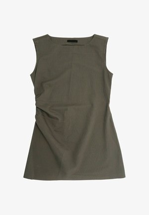 Sukienka bez rękawów z lekko teksturowanej tkaniny, z pionowymi zielonymi i beżowymi paskami oraz marszczeniem po jednej stronie.