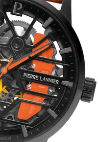 Zegarek skeleton z czarną kopertą, pomarańczowymi akcentami i metalicznymi zębatkami. Posiada przezroczysty cyferblat ukazujący wewnętrzne mechanizmy.
