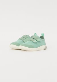 Zapatillas de malla en color aguamarina con correas de Velcro dobles, punteras redondas y suelas de goma texturizadas. Cuenta con una lengüeta en la parte trasera para facilitar el uso.