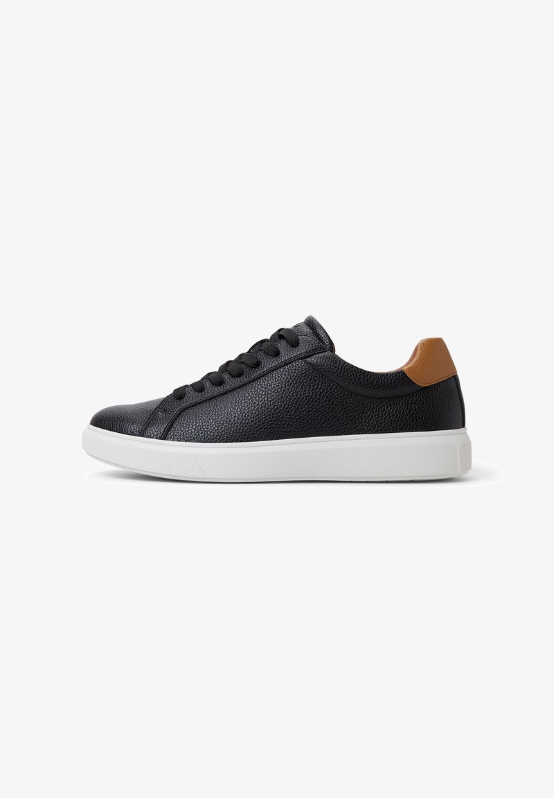 Sneaker in pelle nera con tomaia texturizzata, suola in gomma bianca e accento del tallone marrone. Presenta lacci rotondi e design della punta arrotondata.