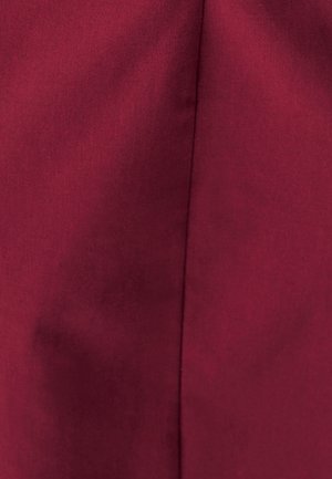 Bordeaux-stof tæt på med en glat tekstur og en subtil glans, der viser en sømdetalje langs den ene side.