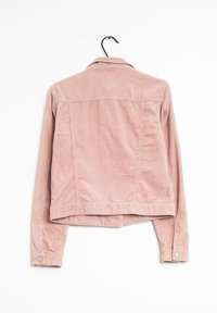 Roze corduroy jas met lange mouwen, een kraag en knoopdetails. Heeft een verticale ribbeltextuur en een cropped ontwerp.