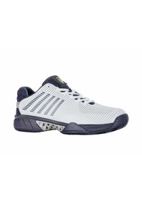 Scarpe da tennis con tomaia in rete bianca e dettagli blu navy, suola testurizzata e design leggero. Offrono chiusura con lacci e vestibilità sostiene.