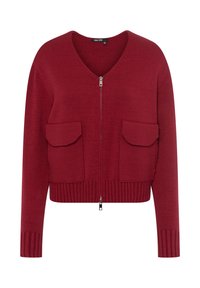 Roter gestrickter Cardigan mit V-Ausschnitt, Reißverschluss und zwei Fronttaschen. Gerippter Saum und Ärmelbündchen verleihen Textur und Struktur.