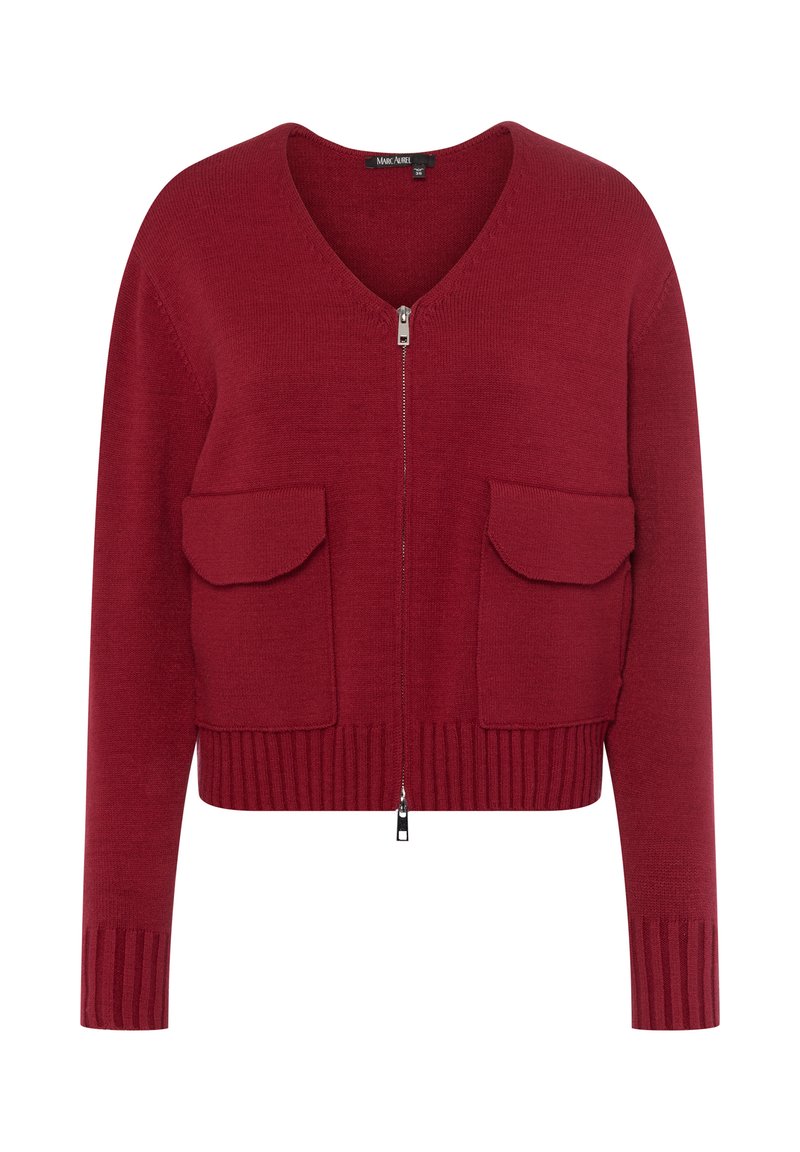 Roter gestrickter Cardigan mit V-Ausschnitt, Reißverschluss und zwei Fronttaschen. Gerippter Saum und Ärmelbündchen verleihen Textur und Struktur.