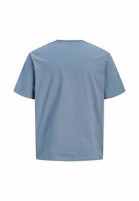 Lihtne lühikeste varrukatega ümara kaelusega t-särk, ühtlase tumeda sinise tooniga, nähtav tagant valgel taustal.