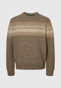 Pull marron tricoté avec des rayures horizontales beige et brun clair sur la poitrine et le haut des manches, avec des poignets et un ourlet côtelés.