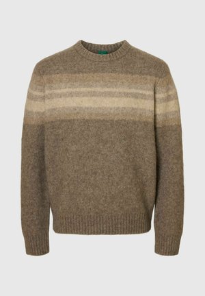 Suéter marrón de punto con rayas horizontales beige y marrón claro en el pecho y la parte superior de las mangas, con puños y dobladillo acanalados.