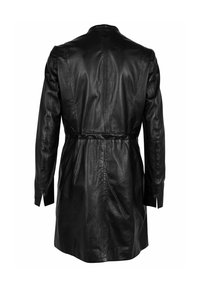 Cappotto nero in pelle con vita cinturata, maniche lunghe e collo alto. Tessuto liscio con una finitura leggermente lucida e spacchi laterali.