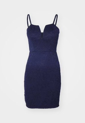 Vestido de encaje azul marino con una silueta ajustada, escote en V y tirantes finos. Patrón floral texturizado en toda la tela.