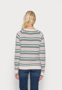 Bunt gestreifter Pullover mit horizontalen Streifen in Grün, Pink und Blau. Er hat lange Ärmel und einen runden Halsausschnitt.