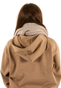 Felpa marrone con cappuccio e una morbida sciarpa beige avvolta attorno al collo, caratterizzata da un taglio rilassato e un contrasto di texture tra i materiali.