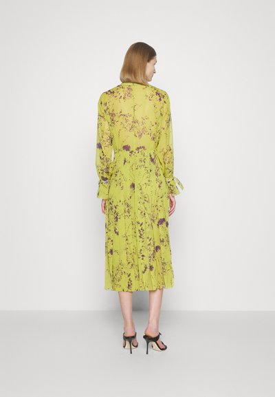 Victoria Beckham PLEATED TEA DRESS - Rochie cocktail/Rochie petrecere - yellow ochre/violet