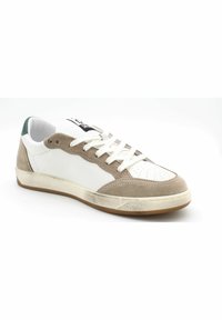 Sneaker avec une tige en cuir blanc, des superpositions en daim gris, un bout perforé, des lacets blancs et un accent vert sur le talon. Semelle extérieure en caoutchouc.