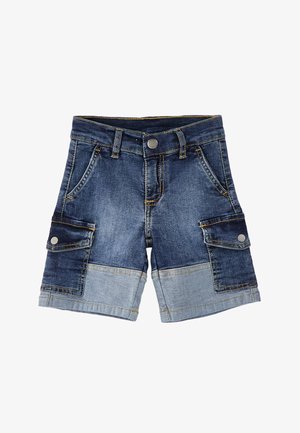 Pantaloncini cargo in denim con chiusura a bottone, passanti per cintura, tasche frontali e tasche con patta su ogni coscia in denim blu bicolore.