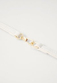 Cintura in pelle bianca con hardware dorato e un moschettone. Presenta una texture liscia e cuciture lungo i bordi.