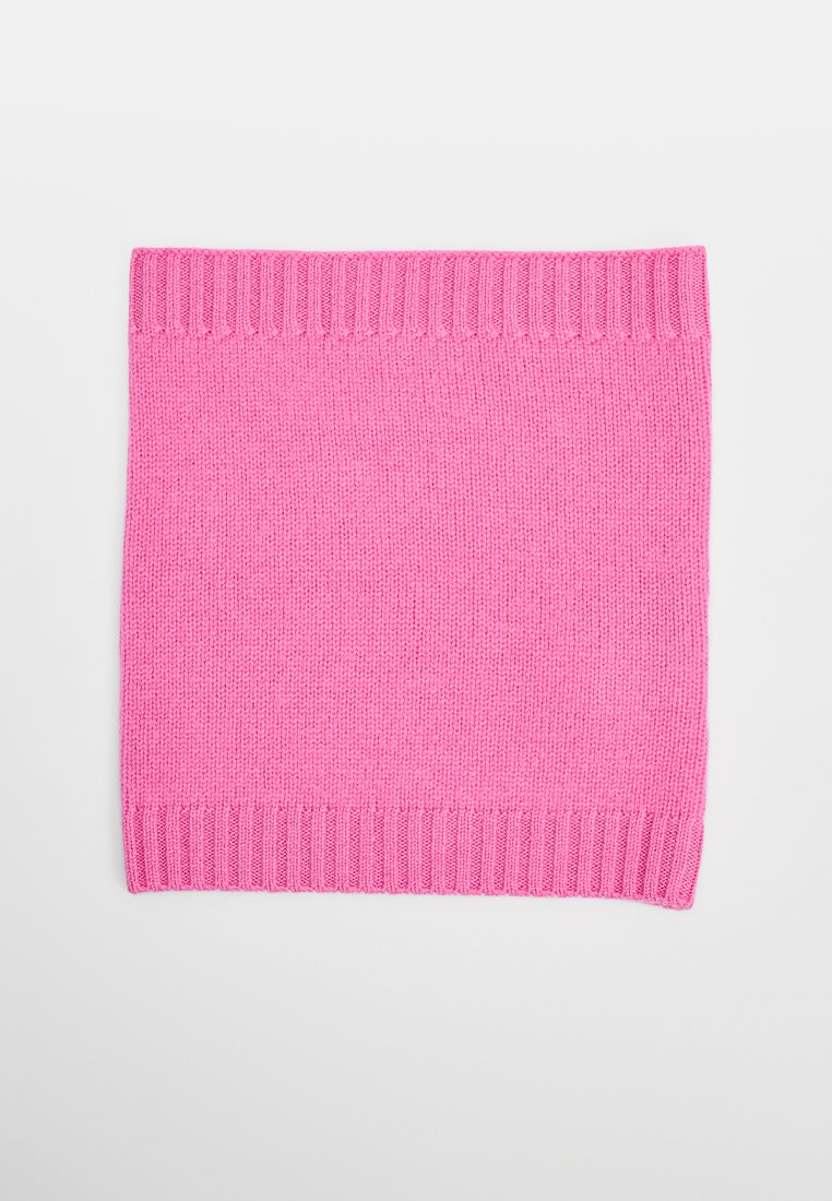 Różowy, dziany komin o strukturalnym ribbingu na górze i dole, z gładką środkową częścią oraz prostokątnym kształtem.