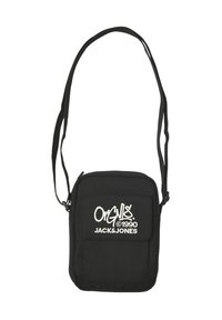 Bolso bandolera de tejido negro con cierre de cremallera, que incluye un bolsillo frontal y texto de logo en blanco. Correa ajustable con una textura suave.