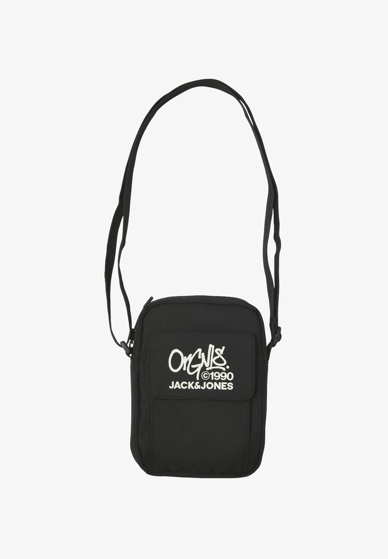 Bolso bandolera de tejido negro con cierre de cremallera, que incluye un bolsillo frontal y texto de logo en blanco. Correa ajustable con una textura suave.